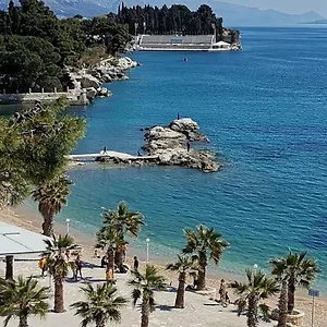 https://apartment-dzoni.hotels-in-trogir.com