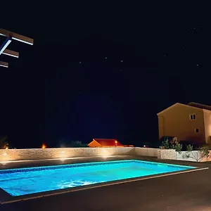 https://apartments-zaja.hotels-in-trogir.com